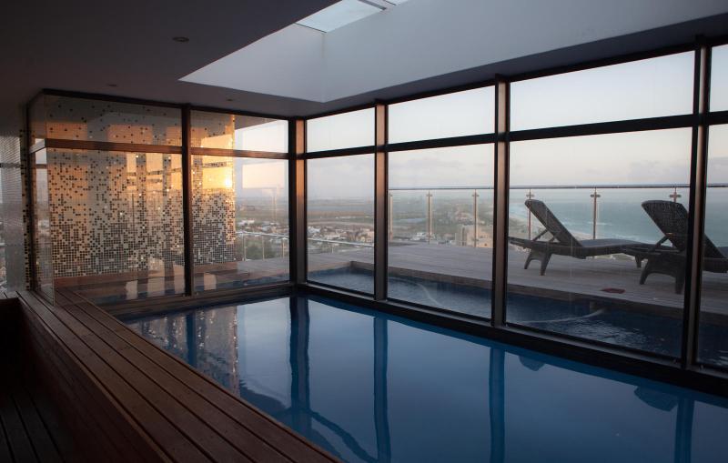Aquarius Luxury Suites Bloubergstrand Bagian luar foto